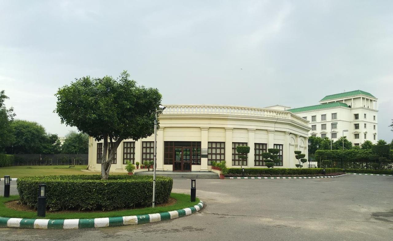 Dlf Club 3 Hotel คูร์เคาน์ ภายนอก รูปภาพ